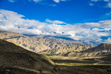 Nepal 'deki Kaligandaki Nehri' nin yanındaki Yukarı Mustang Çölünün nefes kesici manzarası