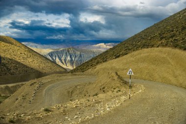 Tibet Çölü 'nde Güzel Günbatımı Nepal' in Hilal aylarında Upper Mustang etkisi altında