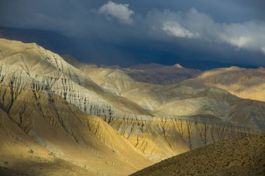 Tibet Çölü 'nde Güzel Günbatımı Nepal' in Hilal aylarında Upper Mustang etkisi altında