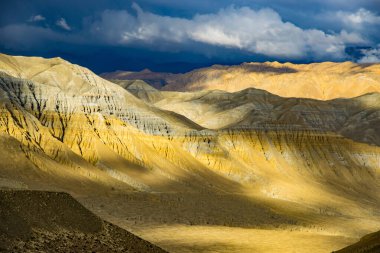 Tibet Çölü 'nde Güzel Günbatımı Nepal' in Hilal aylarında Upper Mustang etkisi altında