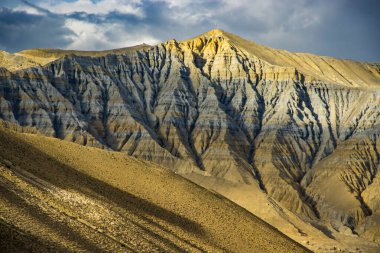 Tibet Çölü 'nde Güzel Günbatımı Nepal' in Hilal aylarında Upper Mustang etkisi altında