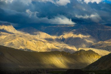 Tibet Çölü 'nde Güzel Günbatımı Nepal' in Hilal aylarında Upper Mustang etkisi altında