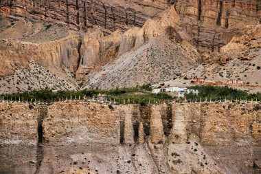 Nepal 'deki Kaligandaki Nehri' nin yanındaki Yukarı Mustang Çölünün nefes kesici manzarası