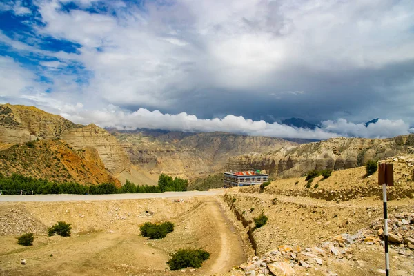 ネパールのカリガンダキ川沿いにあるアッパーマスタング砂漠の風景 — ストック写真