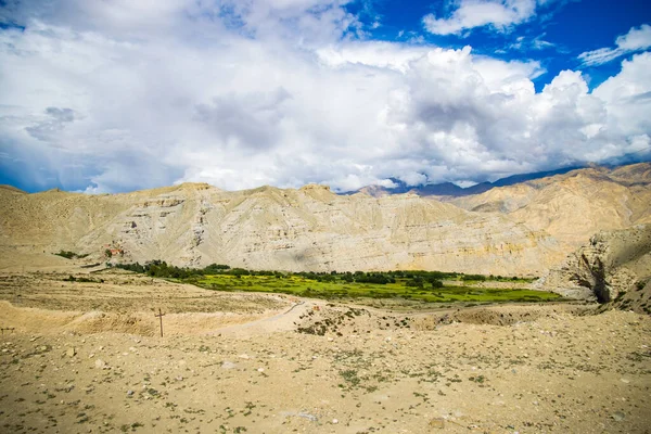 Zapierający Dech Piersiach Krajobraz Pustyni Górnego Mustanga Wzdłuż Rzeki Kaligandaki — Zdjęcie stockowe