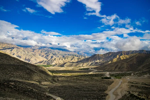 ネパールのカリガンダキ川沿いにあるアッパーマスタング砂漠の風景 — ストック写真