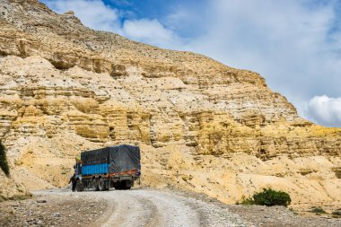 Nepal 'in Himalayaları' ndaki Yukarı Mustang 'in Chele köyünde bir kamyon.