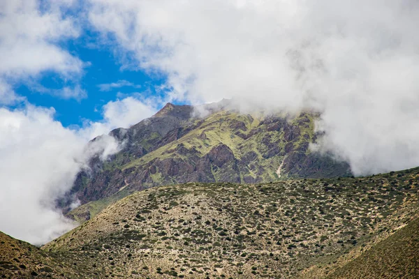 ヒマラヤ ネパールのチェレ村から撮影されたアッパーマスタングの息をのむような曇りの砂漠の風景 — ストック写真