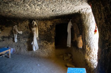  Nepal 'in Upper Mustang kasabasının Chhoser Köyü' ndeki Jhong Mağarası 'na bir göz atalım.