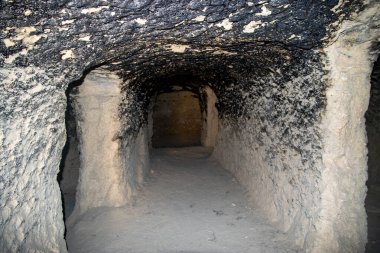  Nepal 'in Upper Mustang kasabasının Chhoser Köyü' ndeki Jhong Mağarası 'na bir göz atalım.