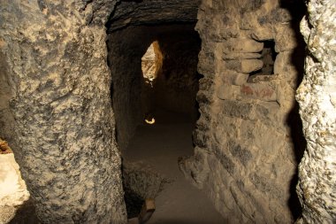 Nepal 'in Upper Mustang kasabasının Chhoser Köyü' ndeki Jhong Mağarası 'na bir göz atalım.