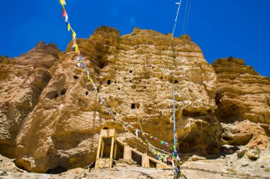 Chhoser Jhong namı diğer Gökyüzü Mağarası Nepal 'in Yukarı Mustang çölünde bir mağara bölgesi.