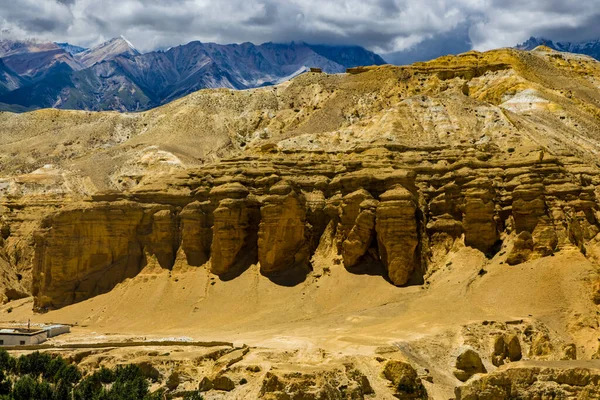 네팔의 머스탱 Upper Mustang 사막에서 동굴을 만들었던 Sky Cave — 스톡 사진