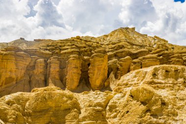 Chhoser Jhong namı diğer Gökyüzü Mağarası Nepal 'in Yukarı Mustang çölünde bir mağara bölgesi.