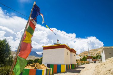 Nepal 'in Yukarı Mustang' indeki Chhoser Köyü 'nün etrafındaki Asırlık Eski Gumba ve Gompas manastırı.
