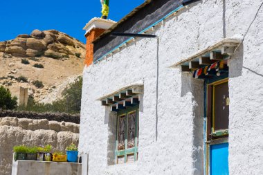 Nepal 'in Yukarı Mustang' indeki Chhoser Köyü 'nün etrafındaki Asırlık Eski Gumba ve Gompas manastırı.