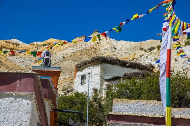 Nepal 'in Yukarı Mustang' indeki Chhoser Köyü 'nün etrafındaki Asırlık Eski Gumba ve Gompas manastırı.
