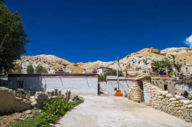 Nepal 'in Yukarı Mustang' indeki Chhoser Köyü 'nün etrafındaki Asırlık Eski Gumba ve Gompas manastırı.