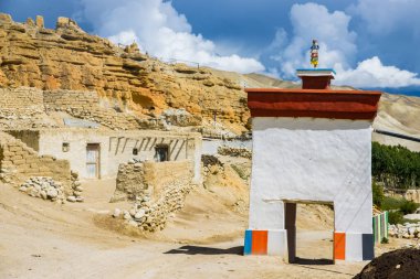 Nepal 'in Yukarı Mustang' indeki Chhoser Köyü 'nün etrafındaki Asırlık Eski Gumba ve Gompas manastırı.