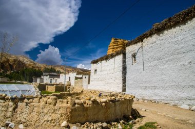 Nepal 'deki Lo Manthang of Upper Mustang' de çöl manzaralı güzel Chhoser Köyü