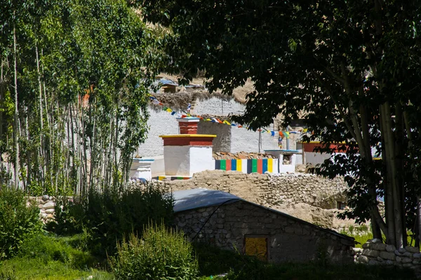 尼泊尔上野马Chhoser村周围的世纪古甘巴和Gompas修道院 — 图库照片