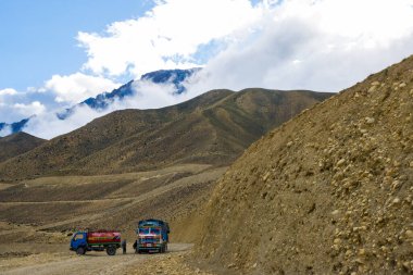 Nepal 'in Upper Mustang' inde Off Road 'un ortasında Kamyon Taşımacılığı