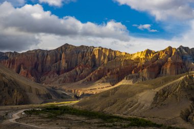 Çöl Kanyonu 'nda güzel günbatımı ve Yukarı Mustang, Nepal' deki Ghami Köyü 'nün yeşil çölü.