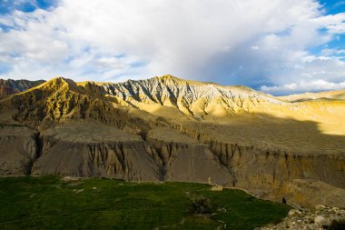 Çöl Kanyonu 'nda güzel günbatımı ve Yukarı Mustang, Nepal' deki Ghami Köyü 'nün yeşil çölü.