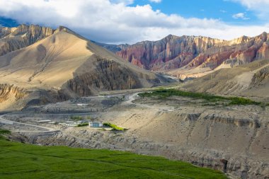 Çöl Kanyonu 'nda güzel günbatımı ve Yukarı Mustang, Nepal' deki Ghami Köyü 'nün yeşil çölü.