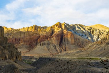 Çöl Kanyonu 'nda güzel günbatımı ve Yukarı Mustang, Nepal' deki Ghami Köyü 'nün yeşil çölü.