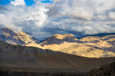 Çöl Kanyonu 'nda güzel günbatımı ve Yukarı Mustang, Nepal' deki Ghami Köyü 'nün yeşil çölü.