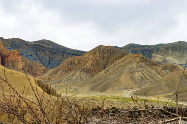 Nepal Mustang 'inin yukarısındaki Ghami Köyünün Güzel Çöl Kanyonu ve Çiftlik Arazisi