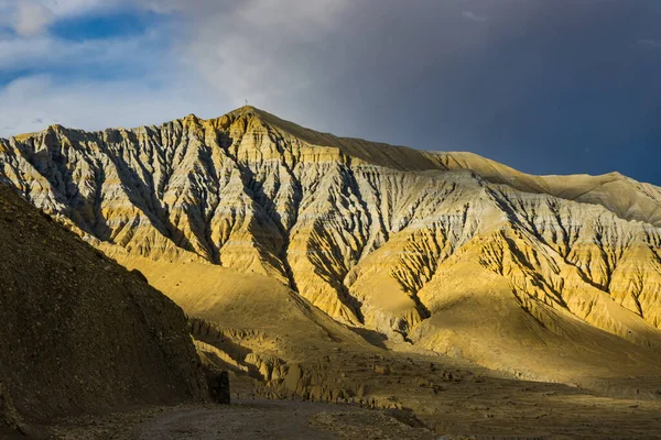 尼泊尔上野马Ghami村沙漠峡谷和绿色沙漠中美丽的落日 — 图库照片