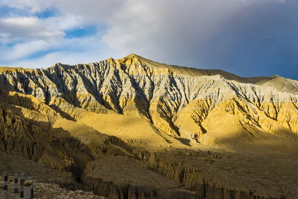 머스탱의 협곡과 마을의 사막에서 아름다운 — 스톡 사진