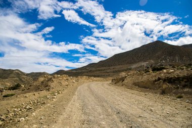 Nepal 'de Yukarı Mustang' in Ghiling Köyü 'nde Farmaland ile güzel ve dramatik Tibet manzarası