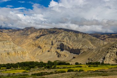 Nepal 'de Yukarı Mustang' in Ghiling Köyü 'nde Farmaland ile güzel ve dramatik Tibet manzarası