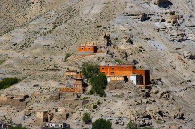 Himalayalar 'daki Yukarı Mustang' in Ghiling Köyü 'nde bir gompa gumba manastırı.