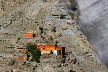 Himalayalar 'daki Yukarı Mustang' in Ghiling Köyü 'nde bir gompa gumba manastırı.