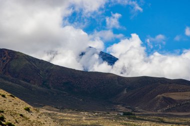 Nepal 'de Yukarı Mustang' in Ghiling Köyü 'nde Farmaland ile güzel ve dramatik Tibet manzarası