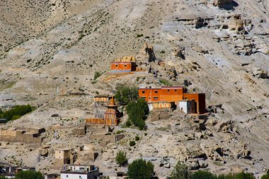 Himalayalar 'daki Yukarı Mustang' in Ghiling Köyü 'nde bir gompa gumba manastırı.