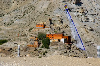 Himalayalar 'daki Yukarı Mustang' in Ghiling Köyü 'nde bir gompa gumba manastırı.