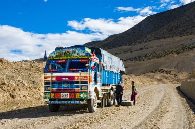 Yukarı Mustang, Nepal 'in Ghiling Köyü' nde bir çölün ortasında bir kamyon.