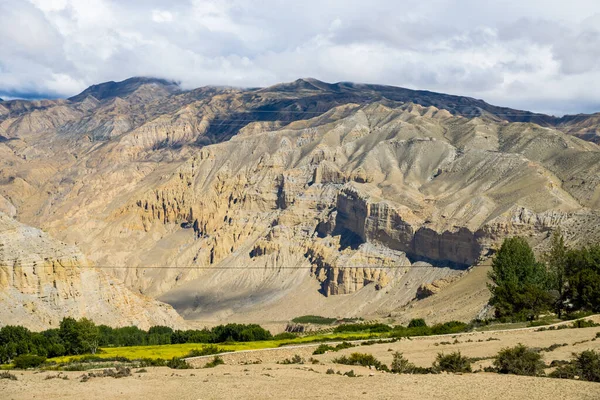 Schöne Und Dramatische Tibetische Landschaft Mit Farmalnd Dorf Ghiling Upper — Stockfoto
