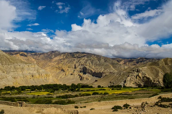 Paesaggio Tibetano Bello Drammatico Con Fattoria Nel Villaggio Ghiling Upper — Foto Stock