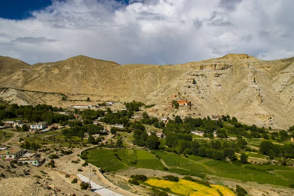 Paesaggio Tibetano Bello Drammatico Con Fattoria Nel Villaggio Ghiling Upper — Foto Stock