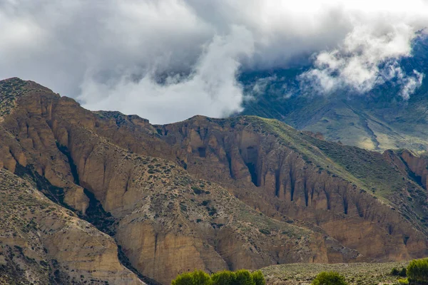 Nepal 'de Yukarı Mustang' in Ghiling Köyü 'nde Farmaland ile güzel ve dramatik Tibet manzarası