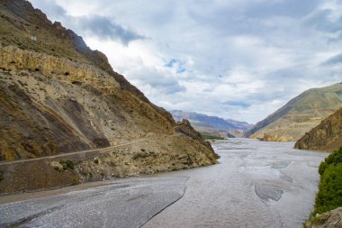 Nepal 'deki Yukarı Mustang' in KaliGandaki 'deki Kagbeni Köyü' nün Yeşil Çölünün Şaşırtıcı Manzarası