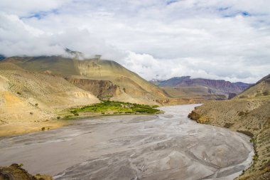 Nepal 'deki Yukarı Mustang' in KaliGandaki 'deki Kagbeni Köyü' nün Yeşil Çölünün Şaşırtıcı Manzarası