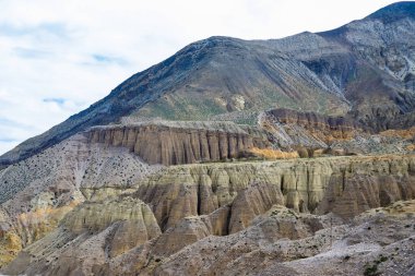 Nepal 'deki Yukarı Mustang' in KaliGandaki 'deki Kagbeni Köyü' nün Yeşil Çölünün Şaşırtıcı Manzarası