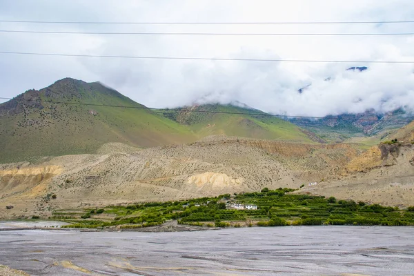 ネパール アッパー マスタングのカルテネのハイマラヤ山脈の緑の霧山の風景 — ストック写真